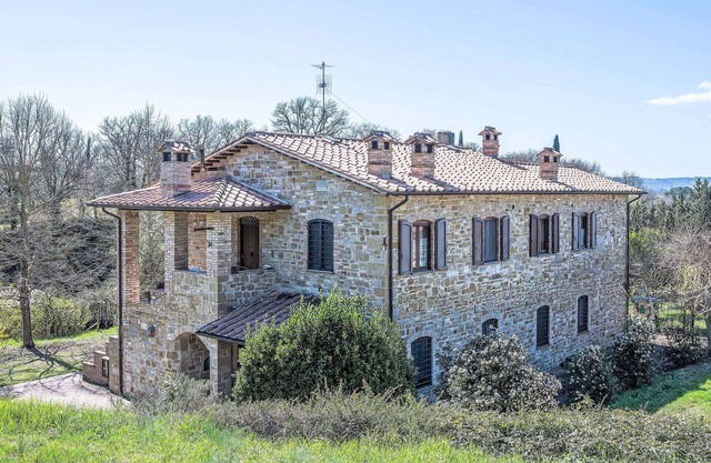 Cosy apartment in villa for 6 guests with pool, WIFI, TV, patio, pets allowed and parking