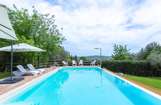 Cosy apartment in villa for 12 people with WIFI, pool, TV, patio, pets allowed and parking