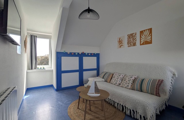 Cosy apartment - near footpath and town center - sea view - sleeps 3