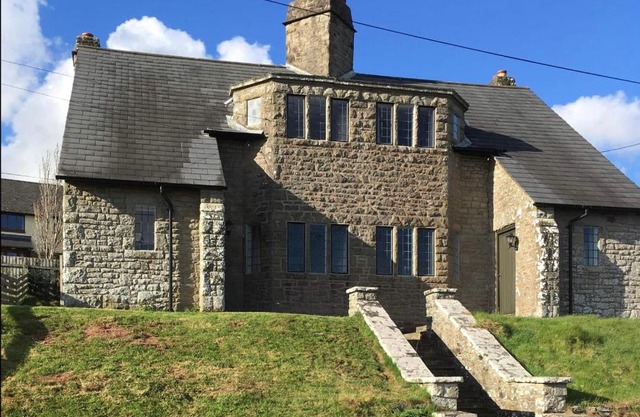 Cosy Arts & Crafts Cottage with stunning views