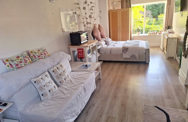 Cosy Axminster Studio with Extra Beds