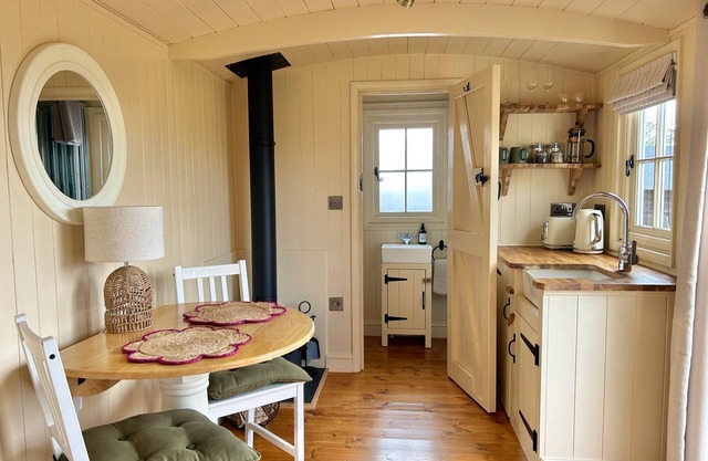 Cosy, boutique Shepherd's Hut near Cambridge; free bicycles