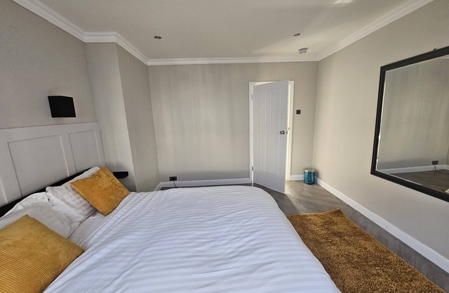 Cosy Bright Luxury Modern 3 Bedroom House near Chatham Station