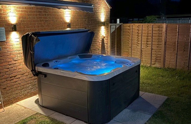 Cosy bungalow | Hot Tub | Private Parking