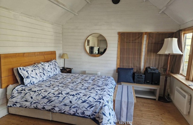 Cosy cabin in Corsham