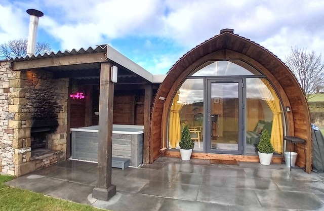 Cosy Cabin with Amazing Views and Relaxing Hot Tub