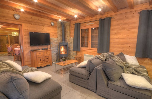 Cosy chalet, 8 bedrooms, 8 showers rooms, access to slopes and shops by foot