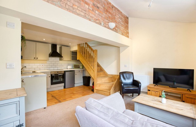 Cosy Contained Riverside 1bed - 2 Floors - Parking