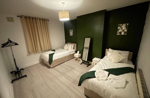 Cosy Contractor Stay-Sleeps 4