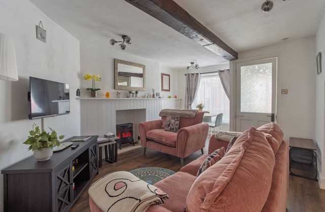 Cosy Cotswold cottage a short walk from cafes, shops, pubs and restaurants