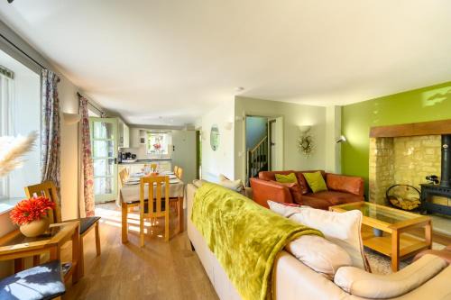 Cosy Cotswold Lodge by Your Home Here - ideal for families, log-burner, spa, private parking, EV Hookup included and heated swimming pools