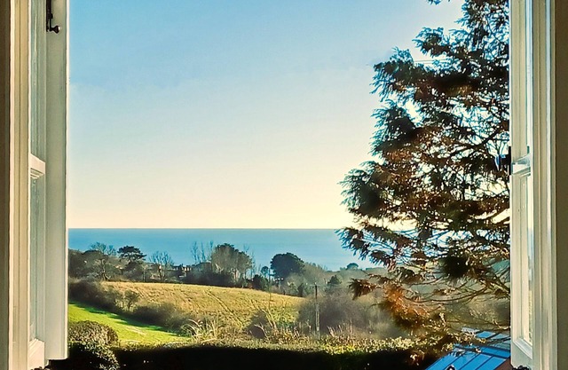 Cosy cottage, stunning sea views, log burner, modern kitchen, 15 mins to beach