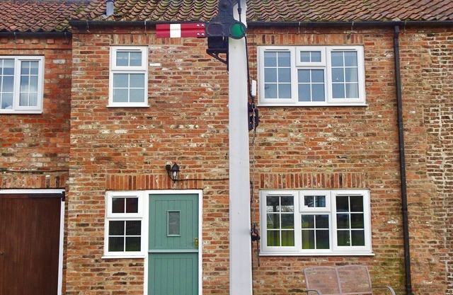 *COSY COTTAGE, with shared, seasonal pool, 4 mile walk along the river to York