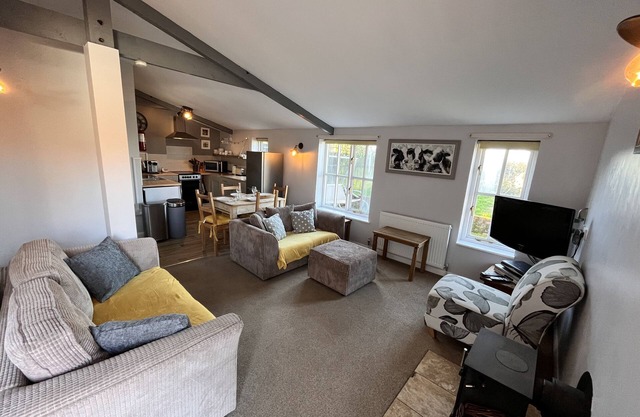 Cosy cottage with log burner, hot tub and pet friendly.