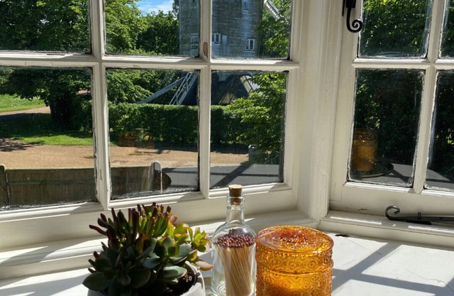 Cosy country cottage with large garden,