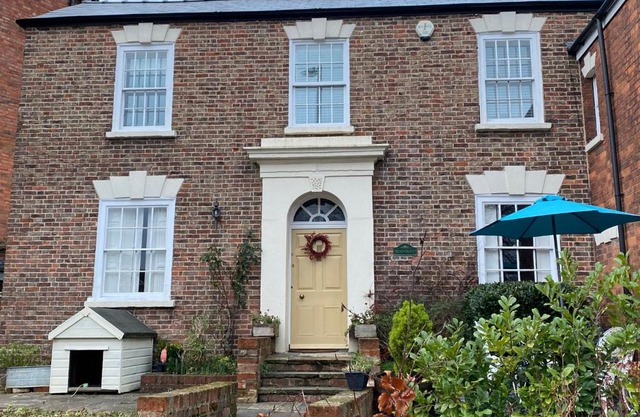 Cosy Country Cottage in City Centre