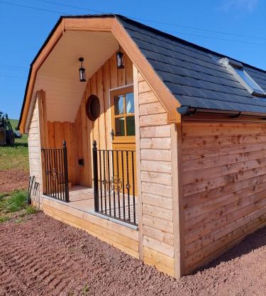 Cosy Countryside Cabin - Sleeps 2 Parking & Farm