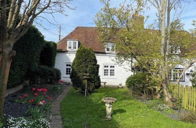 Cosy Daffodil Cottage Getaway