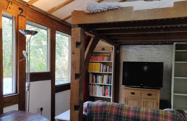 Cosy dog-friendly bolthole in the Midwales hills