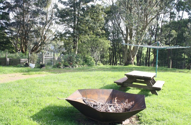 Cosy farmhouse amongst rolling hills only 30 minutes to beach and Wilsons' Prom