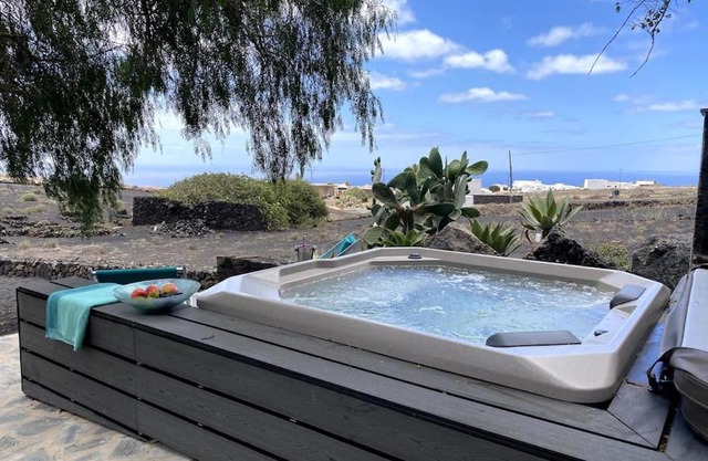 Cosy finca, sea views, jacuzzi