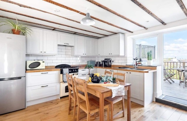 Cosy Fisherman's Cottage w/Balcony & Sea Views
