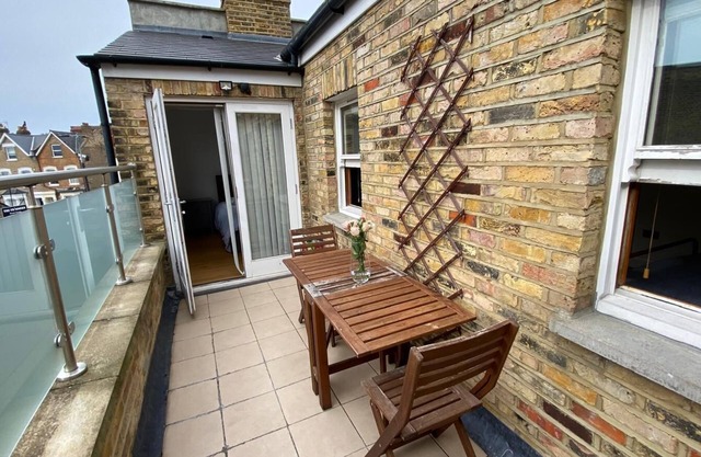 COSY FLAT 2 BED AND 2 BATH, 5 MIN FROM TRAIN STATION