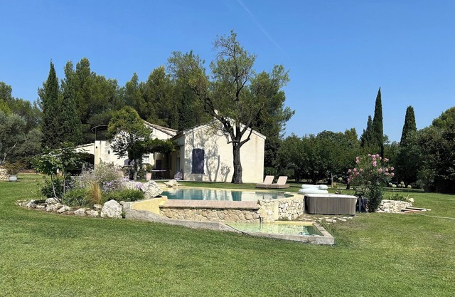 Cosy gîte with pool in the heart of Provence, between Alpilles and Lubéron.
