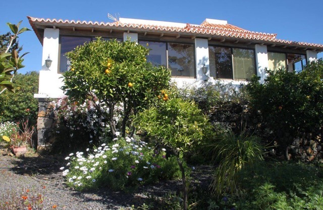 Cosy holiday home in a beautiful garden - west side - central - quiet