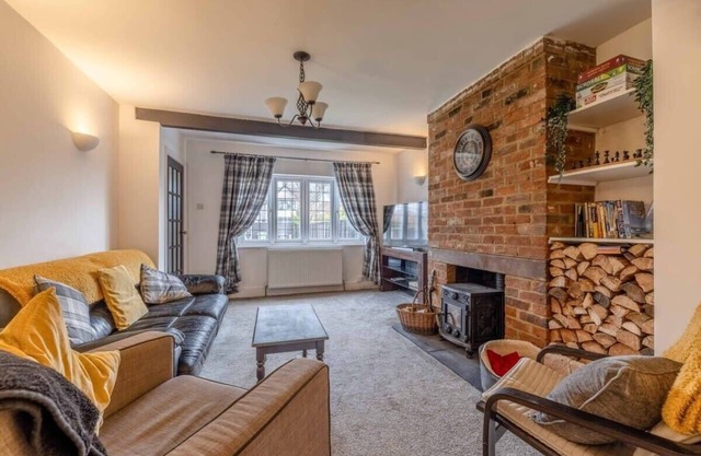 COSY HOME NEAR DORNEY, WINDSOR & Free Parking
