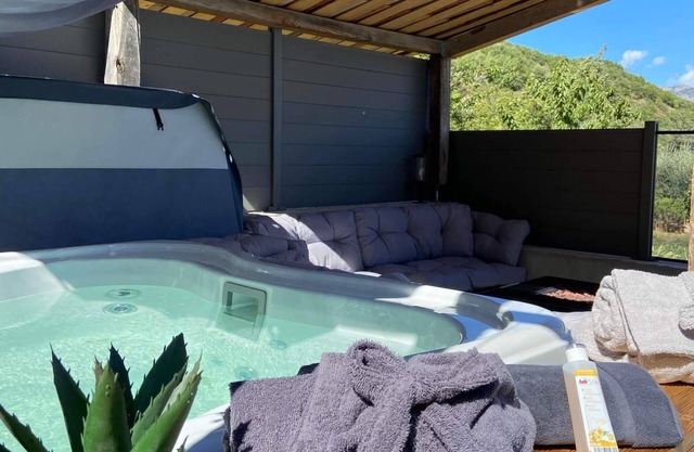 Cosy house l'antre deux Pierres with private jacuzzi between sky and sea