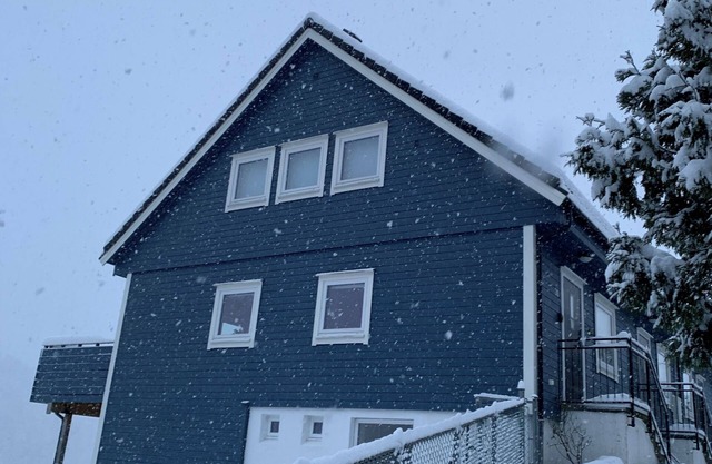 Cosy house with sunny balcony, mountains and fjord view!