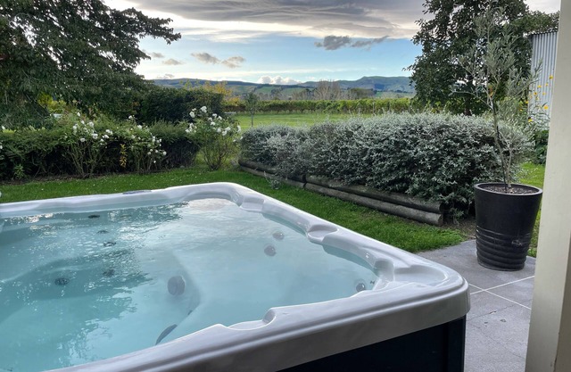 Cosy little getaway with amazing hot tub and wineries on your doorstep