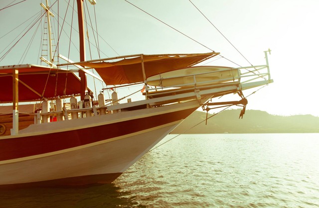 Cosy liveaboard with AC for small groups, Komodo National Park
