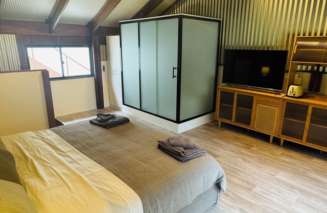 Cosy Loft Style Barn Conversion nestled alongside a Hinterland Creek 🌺🐝🫏