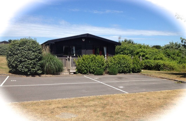 Cosy Log Cabin - very quiet part of Shorefields Park near Fishing Lake