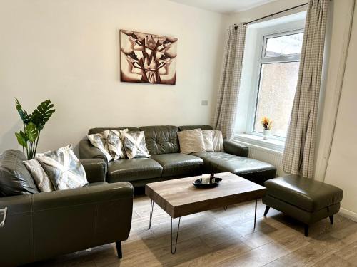 Cosy modern 4 bedroom home with backyard