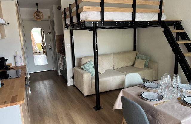 Cosy, modern studio 5 minutes from the beach and all amenities