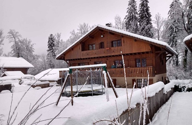 Cosy, mountain-decorated 4-person room with table d'hôtes option