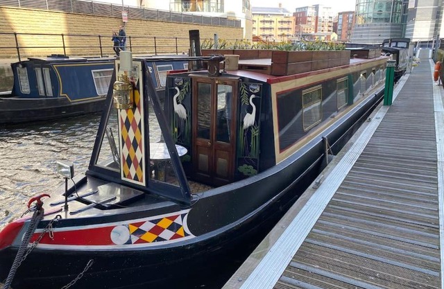 Cosy Narrowboat Leeds Dock