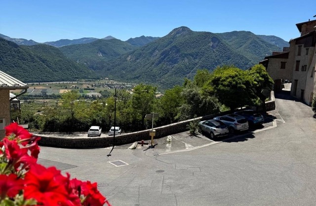 Cosy nest in Théus with panoramic view