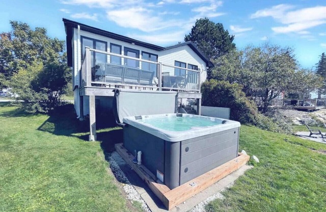 Cosy Oceanfront Cottage - Hot Tub and Sauna