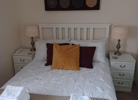 Cosy, quiet 3 bedroom home with free parking