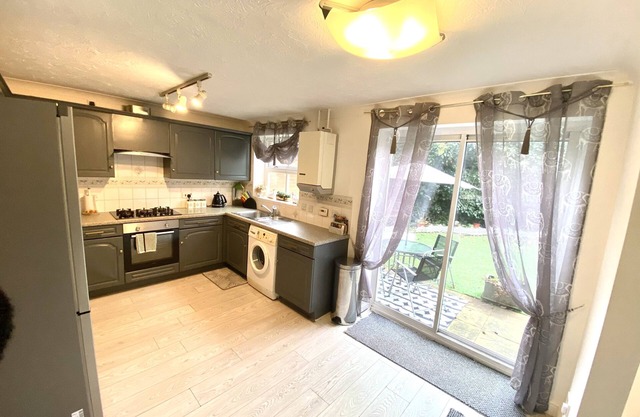 Cosy Retreat w/ River View + FREE Parking Nr Town