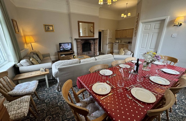 Cosy self catering apartment in large Victorian Residence