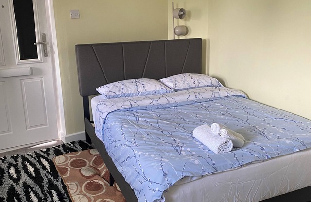 Cosy, Spacious 1 bedroom self contain unit with toilet and bath