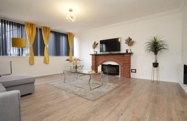 Cosy Spacious one bedroom Apartment *Long stays welcome*