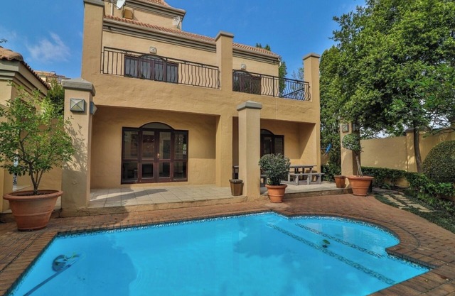 Cosy studio apartment in the heart of Fourways l Near Monte Casino with balcony