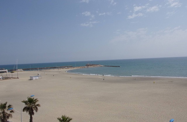 Cosy studio cabin with sea-view terrace.