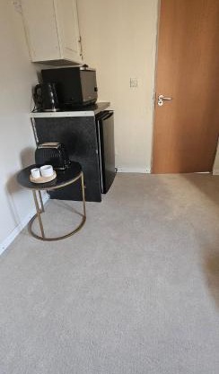 Cosy Studio Getaway - Free Parking & Central Links
